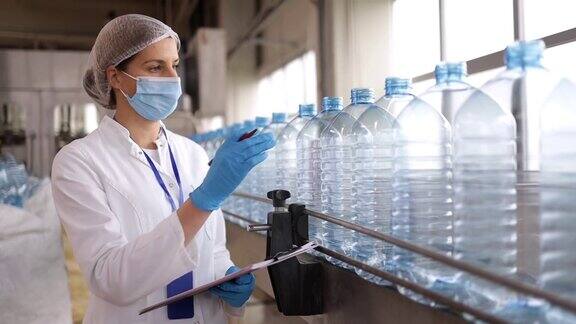 装瓶厂的技术人员在装运前检查水瓶