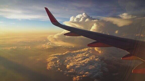 飞机在云和天空中飞行的旅行和交通概念