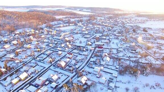 鸟瞰西波西米亚雪村冬天在农村欧洲捷克共和国皮尔森市洛塔郊区