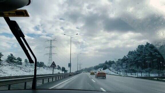 在雪天行驶在高速公路上雨刷在工作POV驾驶