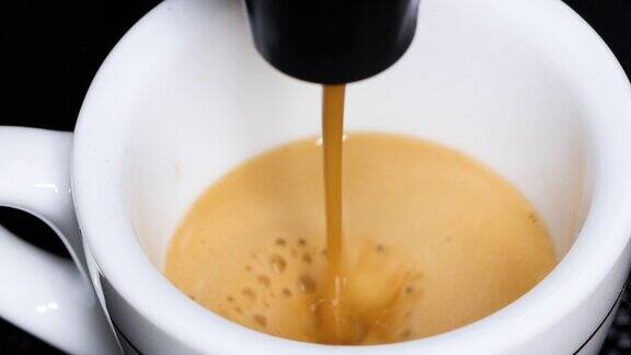 咖啡在杯子里流动