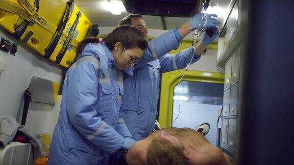急救人员在救护车中进行静脉注射治疗的顺序