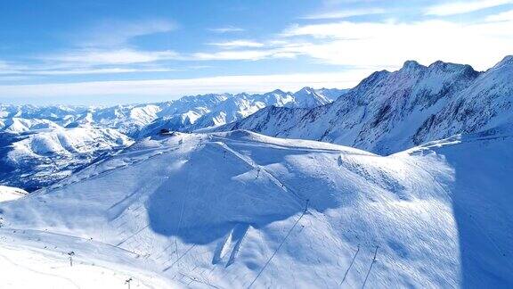 飞过滑雪缆车和滑雪场鸟瞰图滑雪缆车在雪山冬季滑雪和单板滑雪的好天气