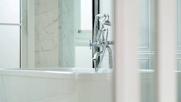 豪华浴室在法国风格的房子现代浴室内部经济适用房-室内和室外