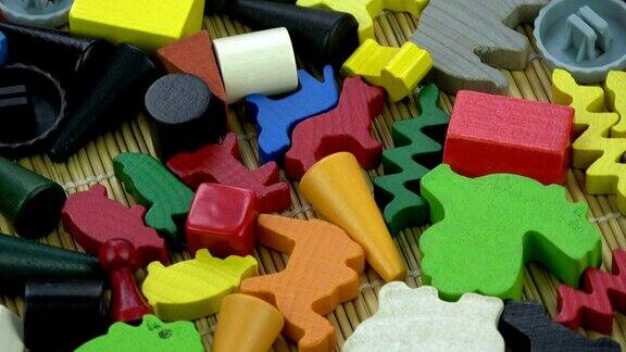 旋转各种木制和塑料儿童玩具