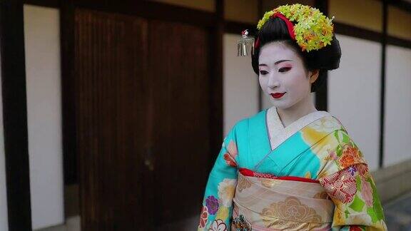 舞妓学徒在京都祗园的传统街道上行走