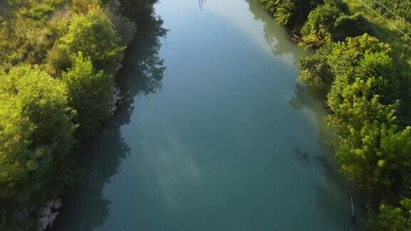 高角度视角倾斜的河流在日落