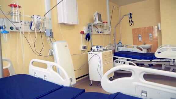 医院病房有现代化的医疗设备和两张床