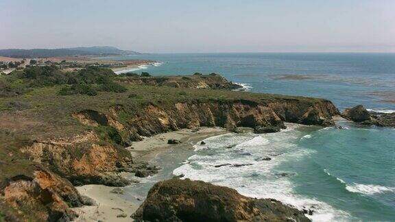 崎岖的加利福尼亚海岸线鸟瞰图