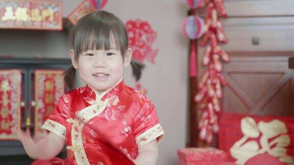 中国小女孩在家庆祝春节