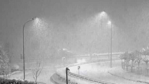 街灯下的暴风雪危险的降雪
