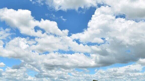 在农场的天空中移动的云在自然中美丽时间流逝
