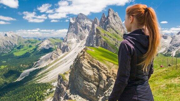 女旅行者在山上徒步旅行欣赏风景