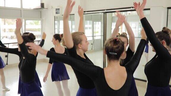 塞尔维亚芭蕾课上的团体表演练习