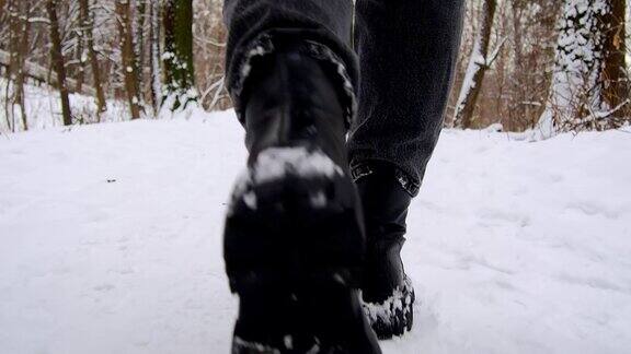 一个人在雪地里行走的脚步在冬天的森林里散步心理健康
