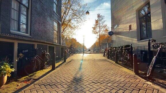 金色阳光下的阿姆斯特丹