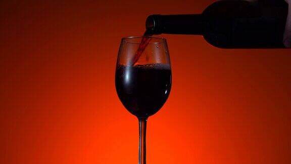 红酒形成美丽的波浪葡萄酒倒在红酒杯在黑色的背景特写镜头颜色背景黑瓶酒广告