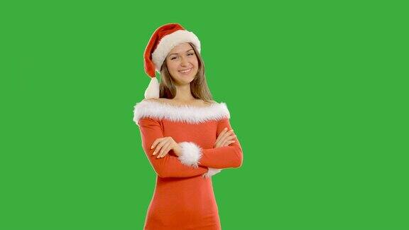 年轻漂亮的女孩戴着圣诞老人的帽子有阿尔法频道