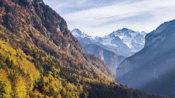 秋季瑞士山瀑布谷鸟瞰4k