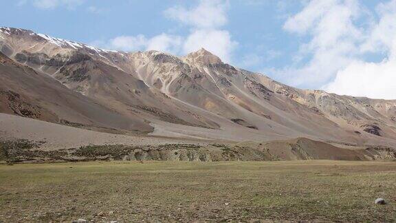 时间:云在绿色的山谷上空盘旋野马、尼泊尔、安纳普尔纳峰
