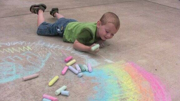 小男孩用粉笔涂色