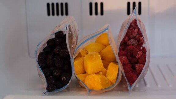 冷冻水果和浆果在塑料袋在冰箱的特写