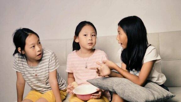 快乐的亚洲女孩和家人一起吃薯条晚上在家里一起聊天