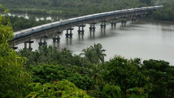 火车经过桥
