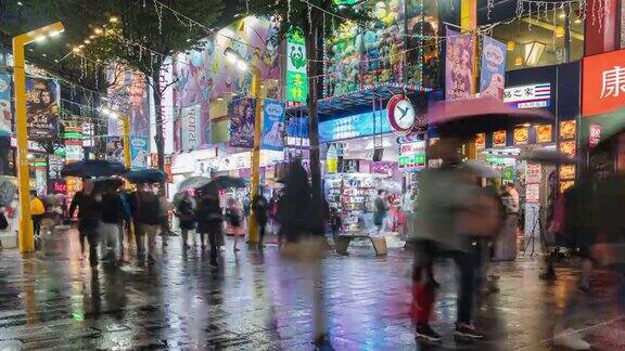 时光流逝:台湾台北西门西门购物街夜游的人群