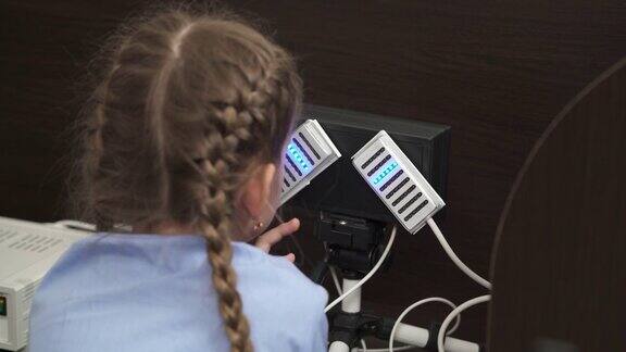 孩子用高科技设备检查眼睛视力眼科的内阁视力测试