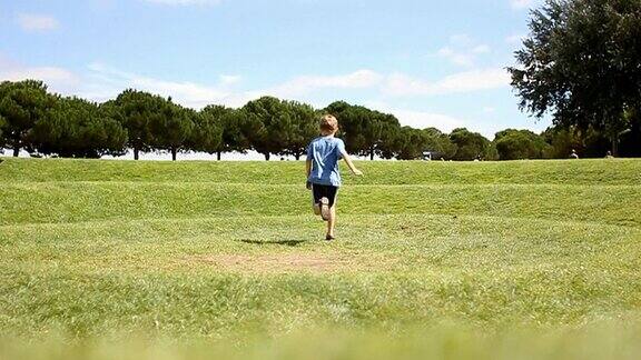慢镜头小孩跑过公园