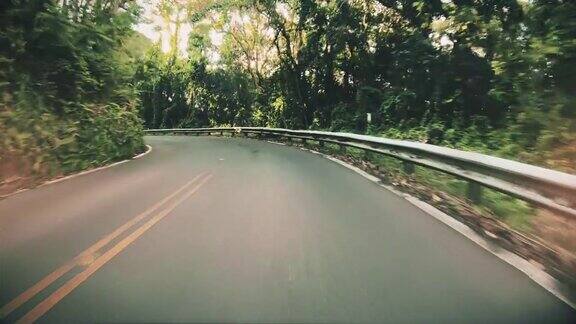 下午开车沿着夏威夷乡村路