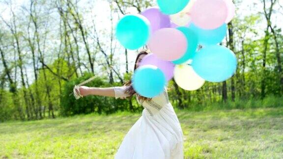 农家快乐少女在草地上放飞气球表现出对周围大自然的喜悦之情