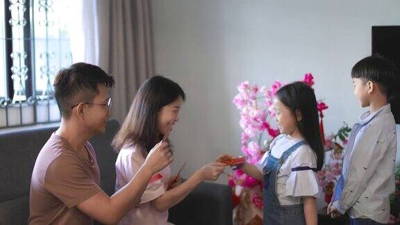 真正的中国父母在中国新年给孩子发红包