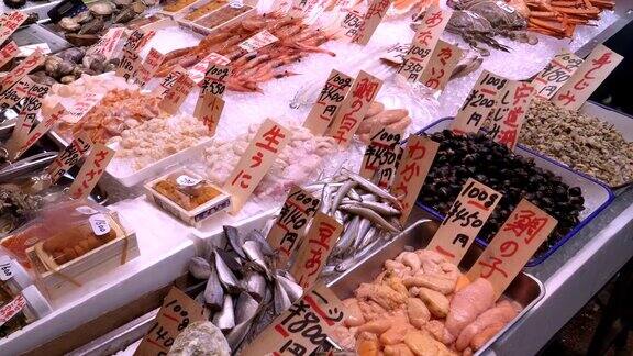 在锦树市场出售各种海鲜的桌子