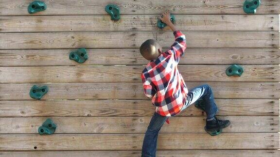 非裔美国男孩在爬墙