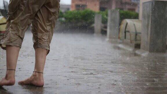 一个女人在雨中跳跃的低截面视图