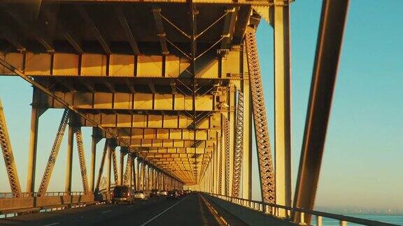 在美国从一辆正在桥上行驶的汽车的窗口看到的移动风景
