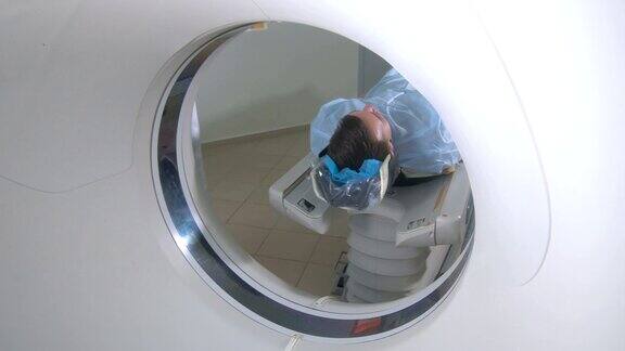 人被安置在CT扫描仪内
