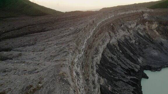 无人机沿哥斯达黎加波阿斯火山的层状火山边缘飞行