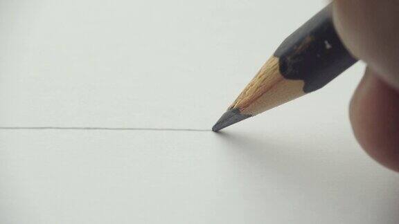 艺术家手绘木笔在纸上写下线条