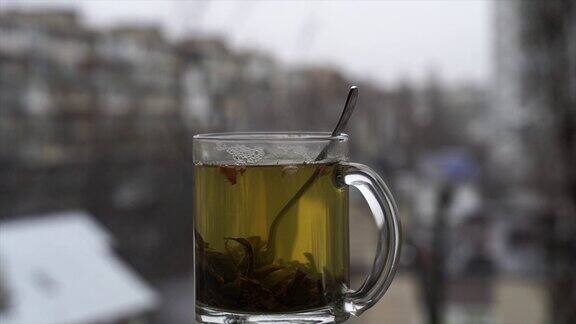 一杯热茶在白天雪景背景慢镜头