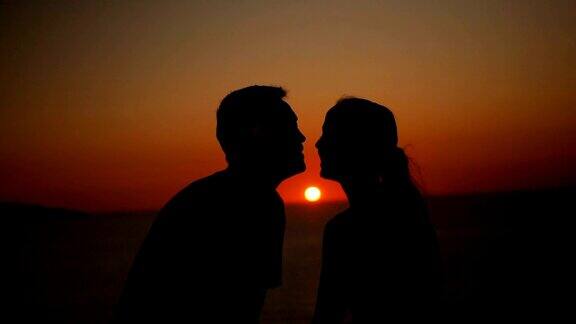一对浪漫的情侣在夕阳下接吻