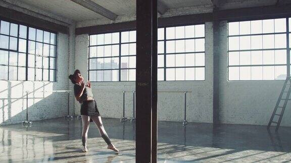 在工作室里练习各种芭蕾舞姿势的女人