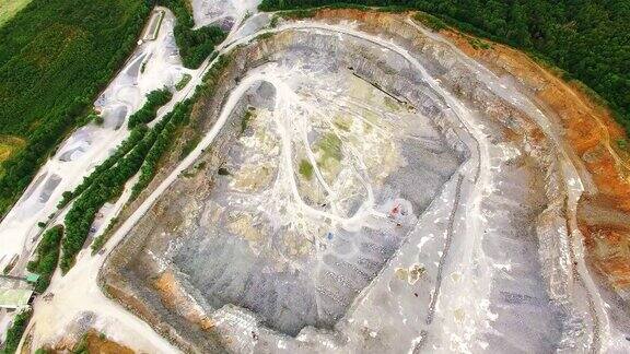 摄像机在一个露天矿上空飞行工业景观从上面看重工业