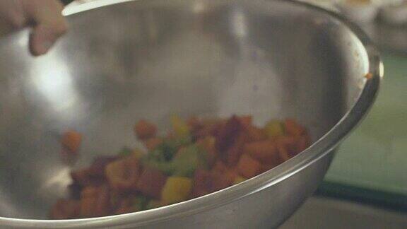 厨房桌子上的碗里混合着蔬菜