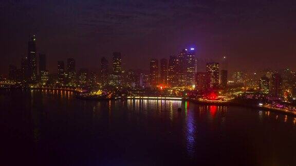 日落天空夜晚照亮了青岛著名的市中心海湾航拍延时全景4k中国