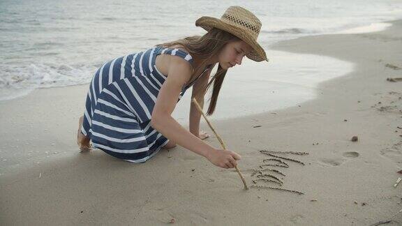 少女在沙上写字