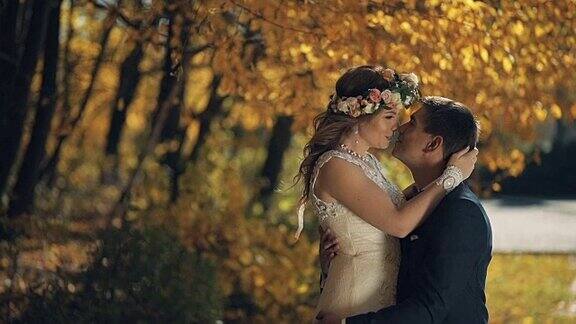 森林里一对可爱的新婚夫妇新娘亲吻新郎慢动作
