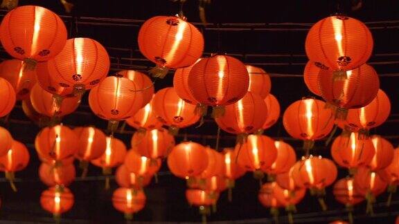 中国风格的大红灯笼挂得很漂亮描绘了繁荣